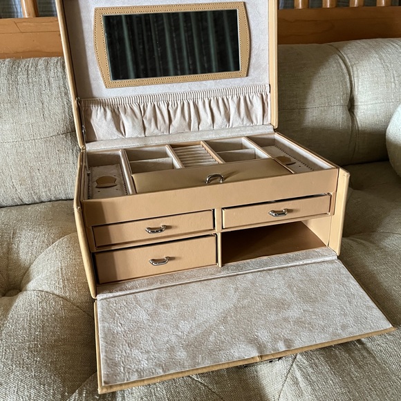 Red Envelope leatherette Jewelry Box in camel tan w ivory interior & Sil… - Picture 13 of 15